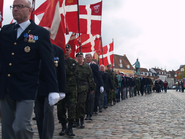 Der var 15 foreningsfaner med i optoget fra K�ge Tov mod Sct. Nicolai Ny Kirkeg�rd.